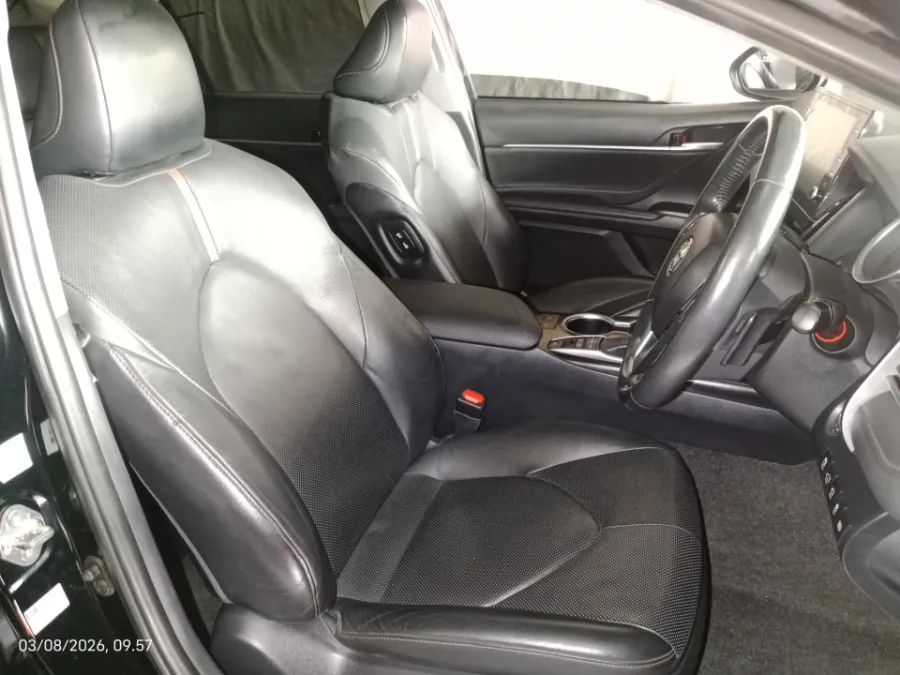 Foto Mobil Bekas Kabin Depan Toyota Camry 2.5 Hybrid tahun 2021